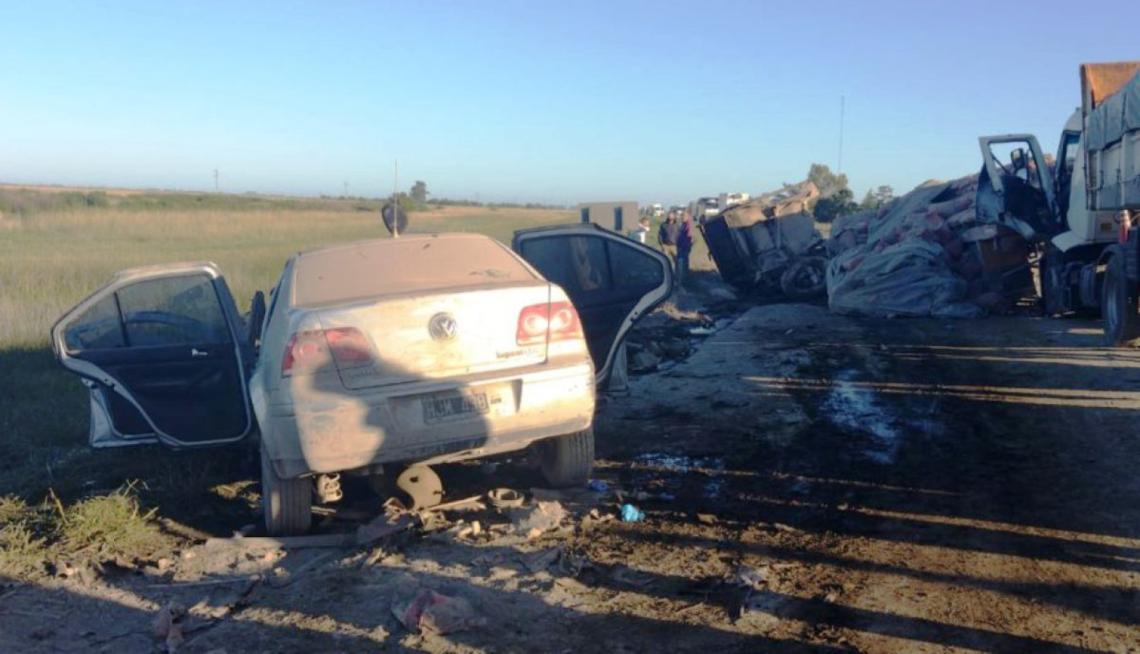 Las Flores: 1 muerto y 4 heridos tras un accidente entre 1 auto y 3  camiones | Entrelí