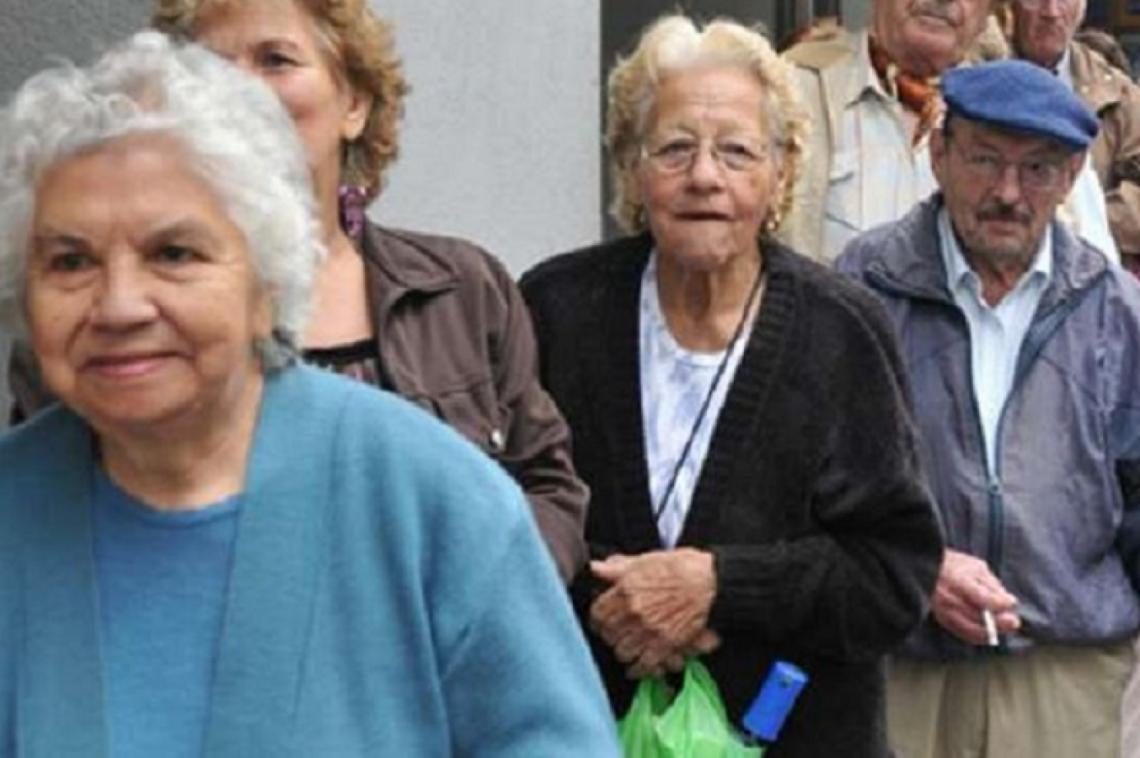El Gobierno oficializó el aumento del 6,12% para todos los jubilados y las AUH a partir de junio | Entrelíneas.info