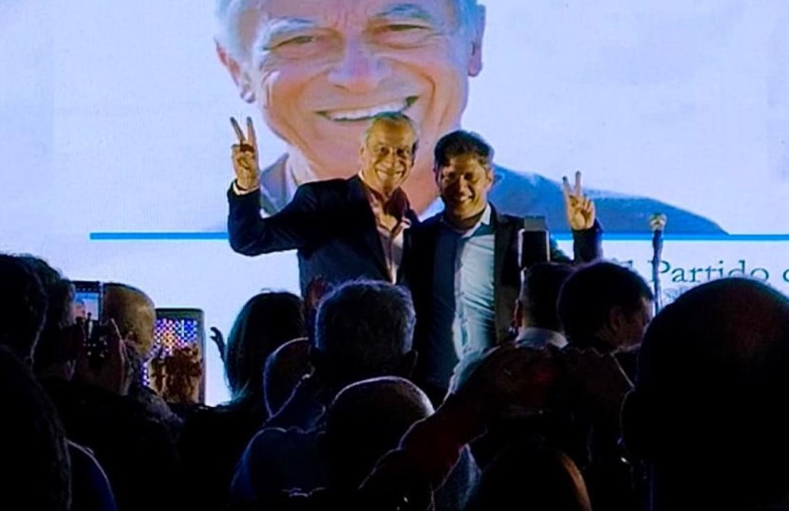 Imagen de En un acto con Axel Kicillof, el intendente del Partido de La Costa, Juan de Jesús, fue homenajeado a 40 años de la vuelta de la democracia