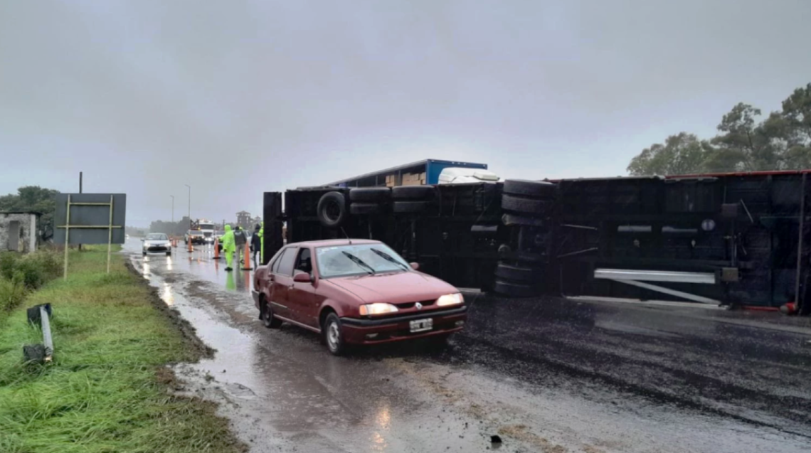Imagen de Ruta 2: un camión volcó y otro se despistó por las ráfagas de 70 km/h que provocó el ciclón subtropical