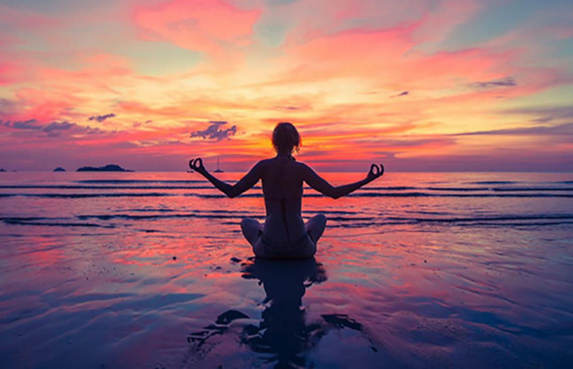 Cómo practicar mindfulness caminando junto al mar