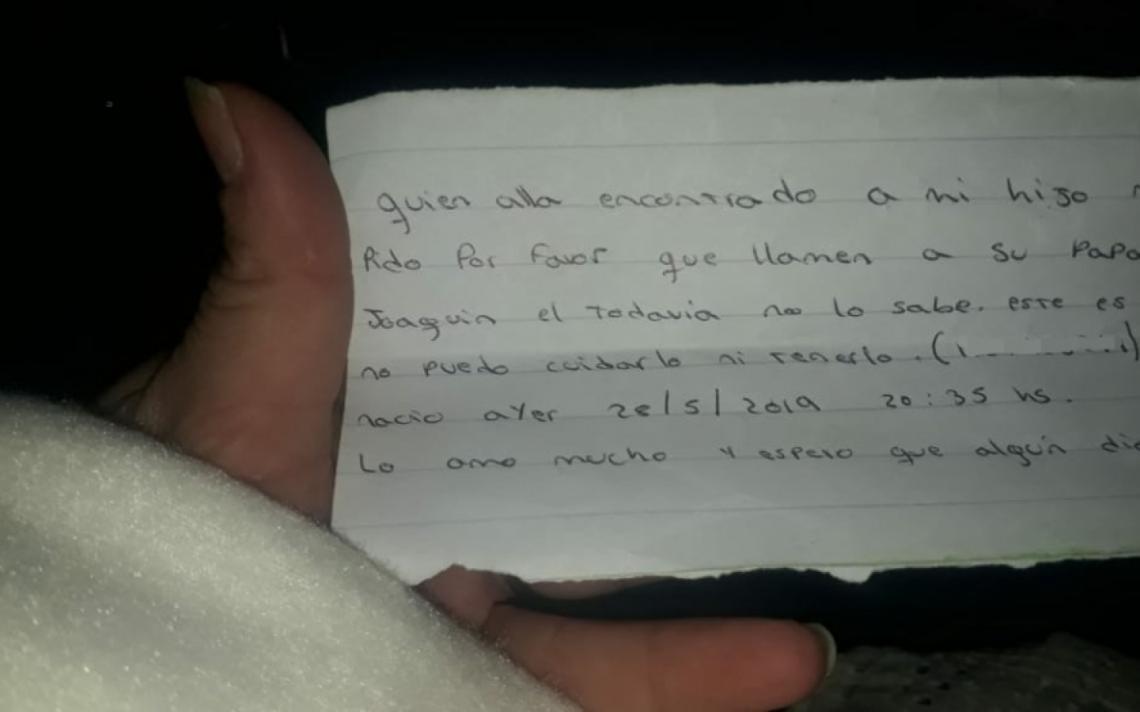 Encuentran un bebé recién nacido dentro de una caja cerrada con una carta  de su madre | Entrelí