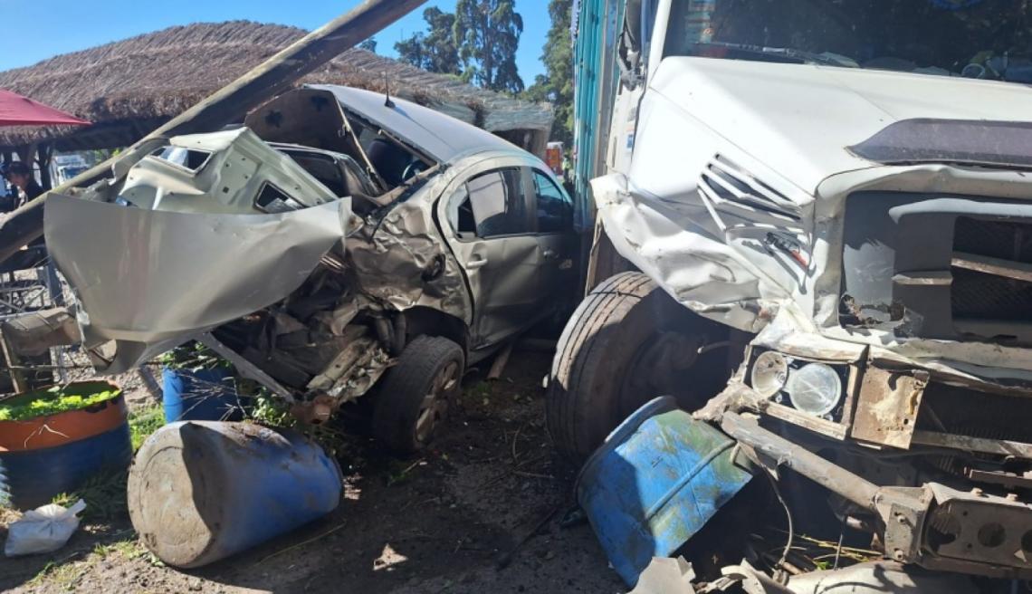 Imagen de Ruta 2: un jubilado de Villa Gesell falleció tras un choque entre un camión y tres autos