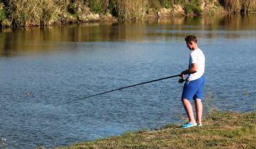 Imagen de Esta semana vuelve la pesca deportiva a Castelli: cómo obtener el permiso