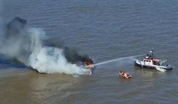 Imagen de Se incendió un barco en el Río de la Plata y rescataron a tres tripulantes