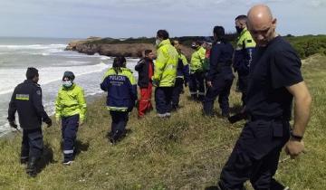 Imagen de Rescate en el mar: salió a surfear, lo arrastró la corriente y debieron socorrerlo