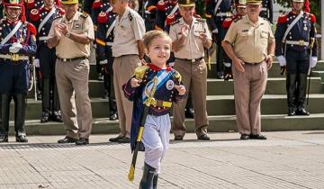 Imagen de Tiene 3 años, es fanático de San Martín y desfiló junto a los Granaderos en un acto oficial