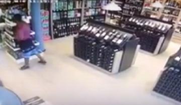 Imagen de Video: mirá cómo una empleada de vinería saca a patadas y botellazos a un ladrón