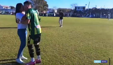 Imagen de Fútbol, amor y propuesta de casamiento en La Costa: un jugador del CAJU sorprendió a su novia antes del clásico