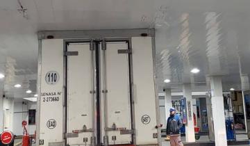 Imagen de Bahía Blanca: entró borracho a una estación de servicio y quedó trabado contra el techo