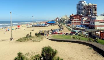 Imagen de Sorprenden a un grupo de personas jugando un partido de fútbol en Villa Gesell en plena cuarentena