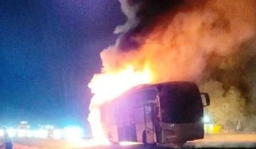 Imagen de Ruta 2: un micro de una empresa de Chascomús se incendió y fue consumido por las llamas