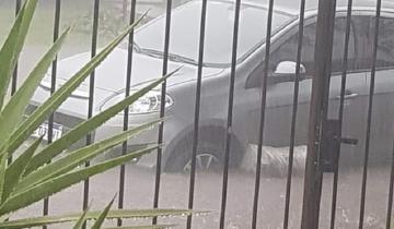 Imagen de Dramático temporal de lluvia, con tormentas fuertes y hasta caída de granizo, inundó varios puntos de la Provincia