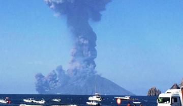 Imagen de Fuga cinematográfica de turistas para escapar de la erupción de un volcán