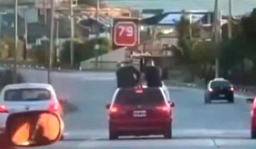 Imagen de Mar del Plata: circuló en auto con 2 personas en el techo y piden la suspensión de su licencia