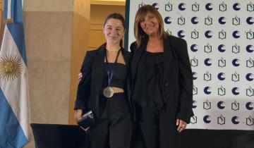 Imagen de Una costera fue reconocida por recibirse con el mejor promedio entre 200 médicos graduados de la Universidad de Mar del Plata