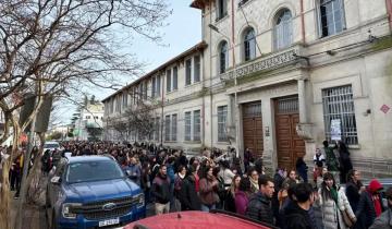 Imagen de Tandil: un alumno le fracturó la mandíbula a un docente y una multitud marchó para repudiar la violencia