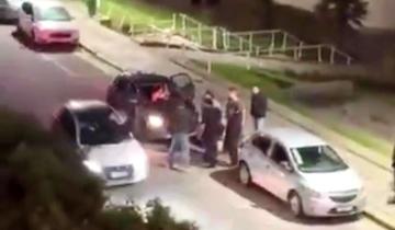 Imagen de Mar del Plata: en medio de una discusión a la salida de un boliche, lo empujaron a la calle y lo atropelló un auto