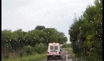 Imagen de Castelli: rescatan a pescadores que quedaron varados en un camino rural