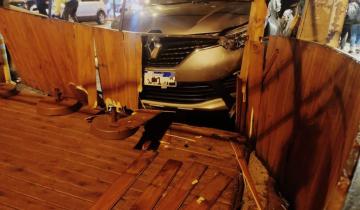 Imagen de Un conductor de 19 años chocó contra un auto estracionado y destruyó un deck en pleno centro de Mar del Plata
