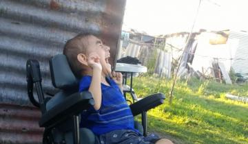 Imagen de Un niño de 5 años con parálisis cerebral necesita una silla de ruedas para ir a clases