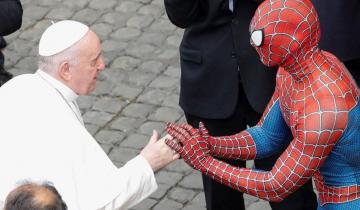 Imagen de Quién es y a qué se dedica el hombre que vestido de Hombre Araña que saludó al Papa Francisco en el Vaticano