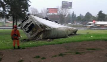 Imagen de Un camión con acoplado se despistó por la lluvia y cayó al vacío