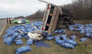 Imagen de Volcó un camión cargado con bolsas de papas en la Ruta 41: no hubo heridos