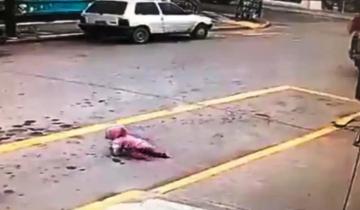 Imagen de Un hombre salvó la vida de una bebé que cruzaba la calle gateando