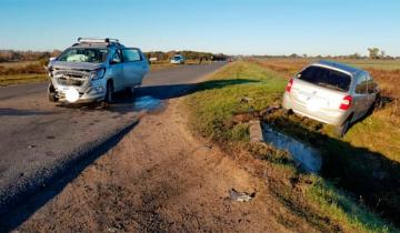 Imagen de Dos heridos tras choque frontal en la ruta: un auto pasó sobre una alcantarilla