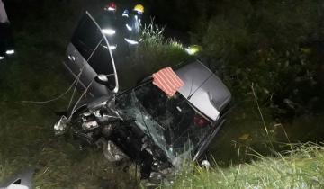 Imagen de Dos personas heridas al volcar un auto en la Ruta 2