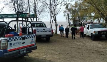 Imagen de Desesperado operativo para rescatar a un hombre al que se le dio vuelta el kayak