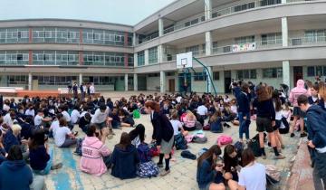 Imagen de Rebelión de estudiantes en Junín luego de que a una alumna no le dejaron usar bermudas