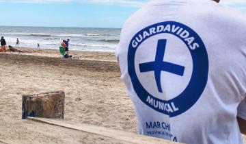 Imagen de Mar Chiquita: rescatan a un joven que estuvo flotando una hora y media en el mar y a otro que estaba a 4 km de la costa