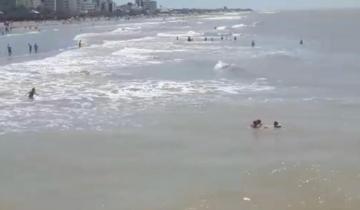 Imagen de La Costa: el impresionante rescate de tres personas que se ahogaban en el mar