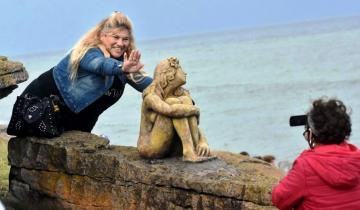 Imagen de Mar del Plata: la misteriosa escultura fue dañada y ahora cuenta con custodia