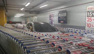 Imagen de Mirá cómo le rodearon el auto a un cliente en un supermercado por dejarlo mal estacionado