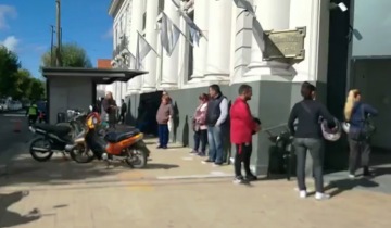 Imagen de En un día de atención restringida, hubo largas colas frente a los bancos de Dolores