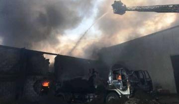 Imagen de Un voraz incendio destruyó el galpón de una pinturería en el Paraje Pavón