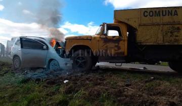 Imagen de Espectacular choque de frente entre un auto y un camión en la ruta