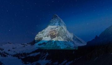 Imagen de Emocionante: la bandera argentina fue proyectada en los alpes suizos como gesto de esperanza y solidaridad