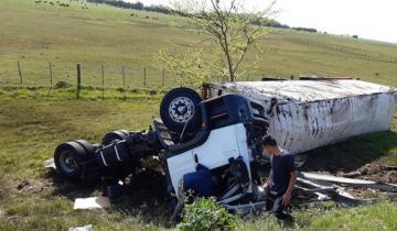 Imagen de Volcó un camión con acoplado en la Autovía 2: el conductor se salvó de milagro