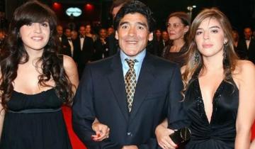 Imagen de Diego Maradona cumpliría hoy 65 años: el emotivo recuerdo de sus hijas Dalma y Gianinna y el homenaje que se podrá seguir en vivo por YouTube