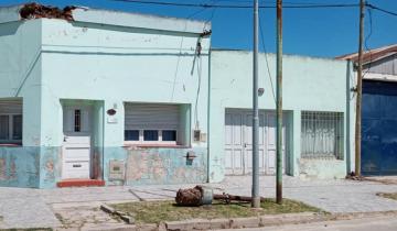 Imagen de Insólito: un camión arrasó cables y rompió la pared de una vivienda en Dolores