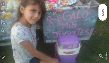 Imagen de Maia, la solidaria nena de Castelli que regala juguetes