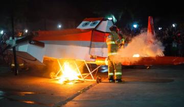 Imagen de ¿Bomberos ocasionando un incendio? Mirá la singular despedida de 2018 del cuartel de Chascomús