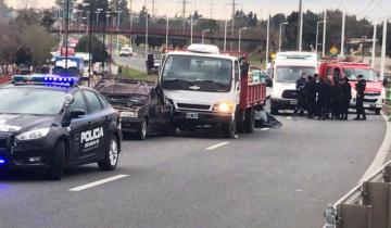 Imagen de Trágico accidente: murió por el impacto de un camión cuando trataba de hacer arrancar su auto