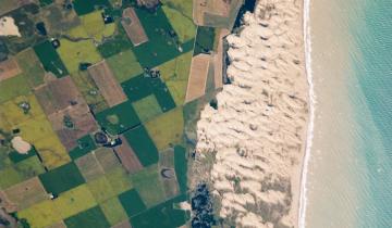 Imagen de Necochea: la impresionante foto de las dunas de Médano Blanco tomada por la NASA desde el espacio