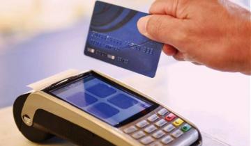 Imagen de Las jubilaciones mínimas y las AUH tendrán reintegros en las compras con tarjeta de débito