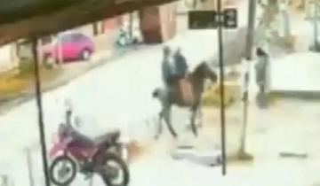 Imagen de De no creer: esperaba el colectivo y fue asaltada por dos ladrones a caballo